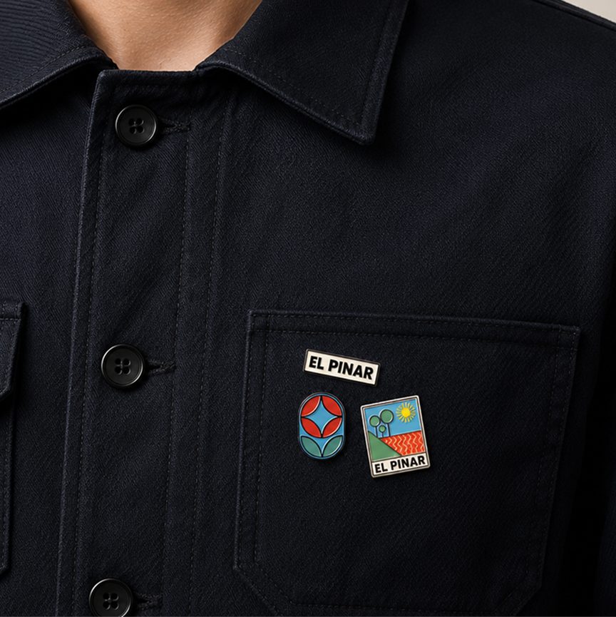 Pins de merchandising de El Pinar en chaqueta